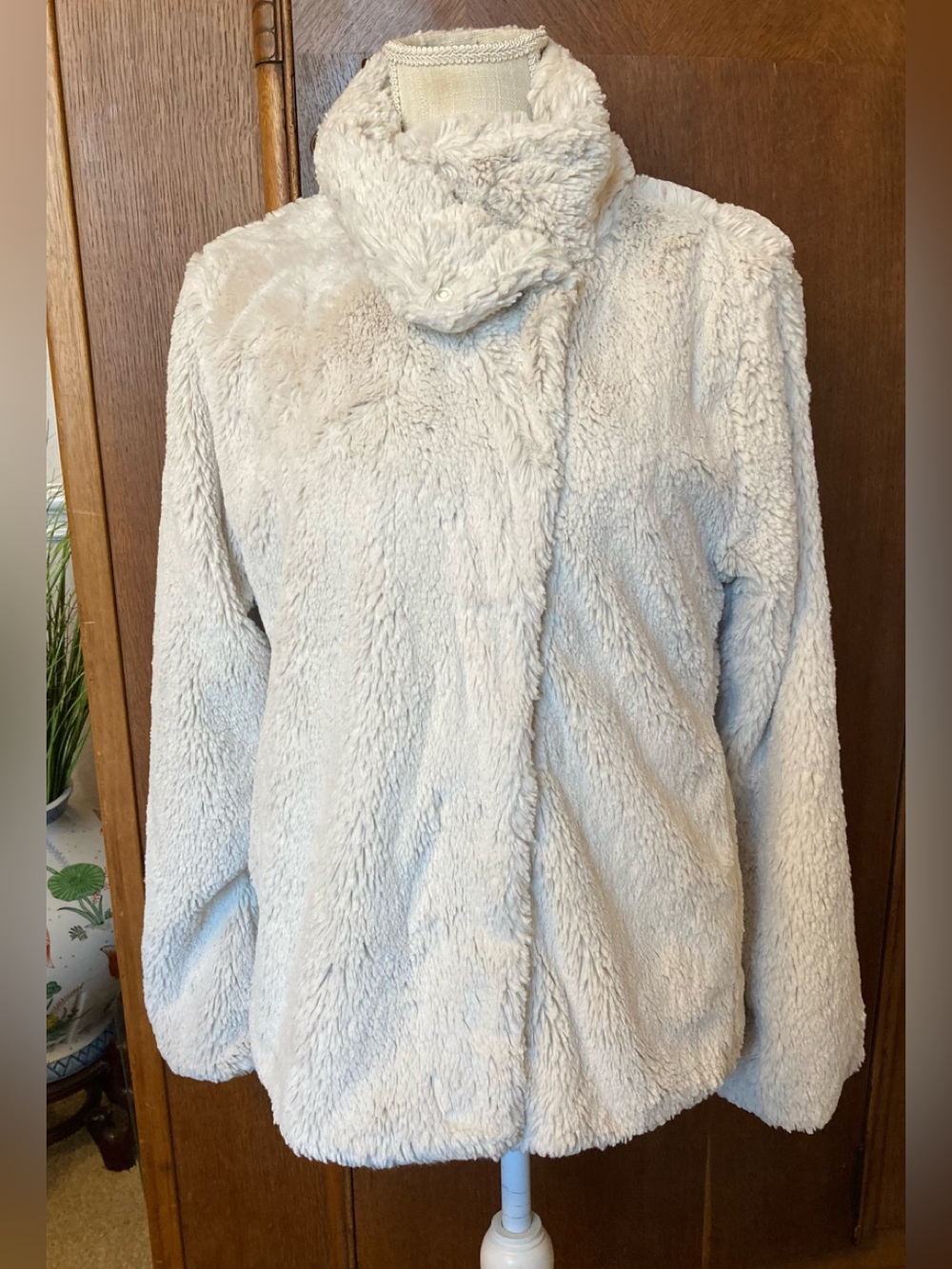Patagonia Pelage High-Pile Ivory Faux Fur Jacket - M